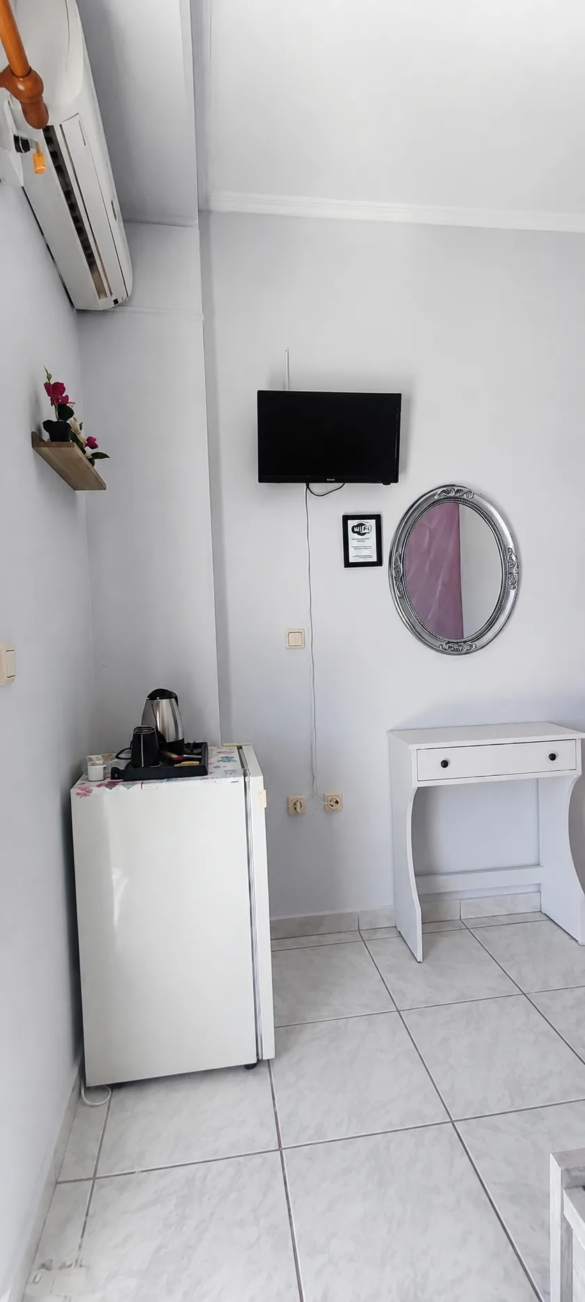 Room amenities: TV, fridge, kettle